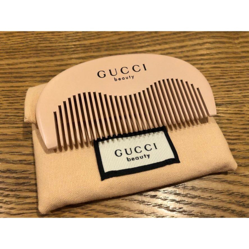Gucci 美妝櫃台 VIP限量禮品便攜，梳子+收納袋，好可愛小碎花?送禮自用兩相宜❤️