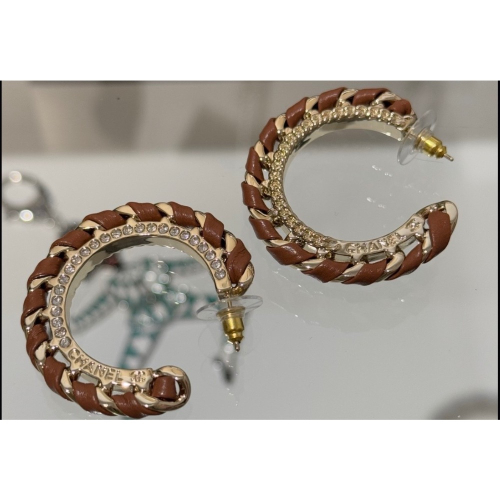 Chanel 26c新款棕色小羊皮穿鏈雙c字母鏈條半圈耳環 小羊皮黃銅材質 質感細膩高級 美拉德金棕色復古顯白
