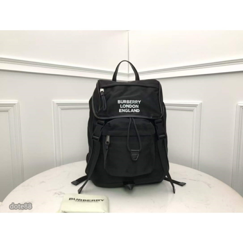 Burberry巴寶莉遠足旅行風格雙肩包前胸背帶設計搭配多個口袋採用ECONYL 材質製成節日生日禮物出門必備百搭
