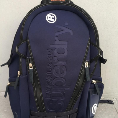 Superdry Neotarp logo 17L 防潑水後背包 筆記型電腦 生活休閒 英國 尺寸42*32*12cm