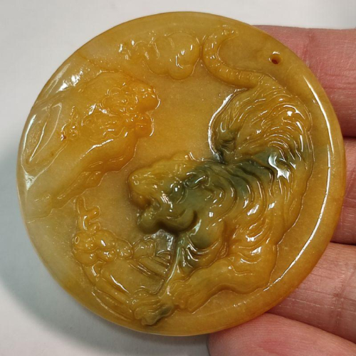 ?驅邪納吉?天然緬甸玉A貨翡翠-黃翡 精雕 下山 虎 玉牌玉墬吊墬掛件 附證書 現貨特價【92jade 遇見善緣】