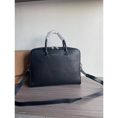 Burberry巴寶莉London皮革公事包可締造手提造型或使用可拆式背帶便於肩背材質小牛皮可拆可調式肩背帶拉鍊開合