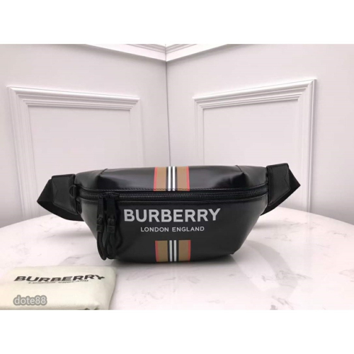 Burberry巴寶莉借鑒九十年代街頭風格煥新選用亮澤感塗層帆布打造印有品牌徽標與標誌性條紋可用包帶斜背或系於腰部