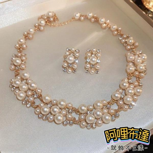 【阿哩布達】?【套鍊組】台灣現貨 快速出貨TL41 美麗新娘 貴氣珍珠水鑽寛版項鍊耳針套組 耳夾套組 二件組 新娘項鍊