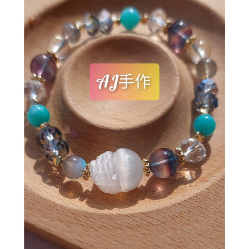 AJ手作❤️，?【幽夜星石貔貅-招財&靈性、愛】手圍15，貔貅透石膏 紫綠瑩石 拉長石 天河石 奧地利水晶 琉璃