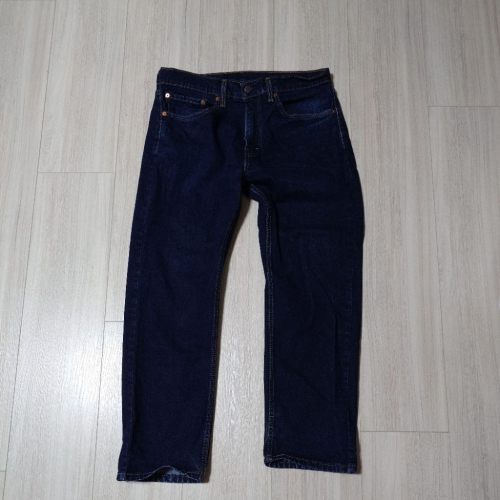九成新 Levi＇s 牛仔褲 W:34 L:29(下標前請先詢問）九成新 因為尺寸不合所以售出 褲長40.5吋褲管寬8吋