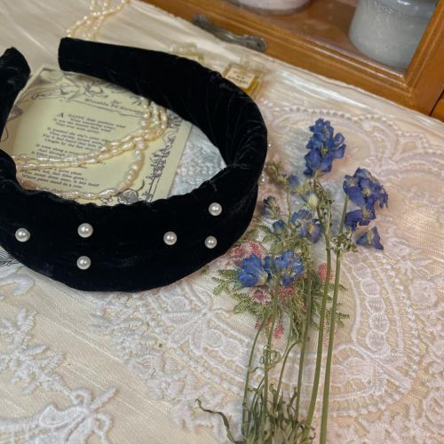 復古洋行 ??????? 法式復古 經典天鵝絨點綴珍珠增高爐頂髮箍 T005