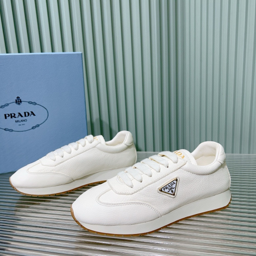 【PRADA 普拉達】三角標情侶款系帶運動休閒鞋。?真的是種草不止啊！時尚設計、舒適感受，簡直讓人愛不釋手！