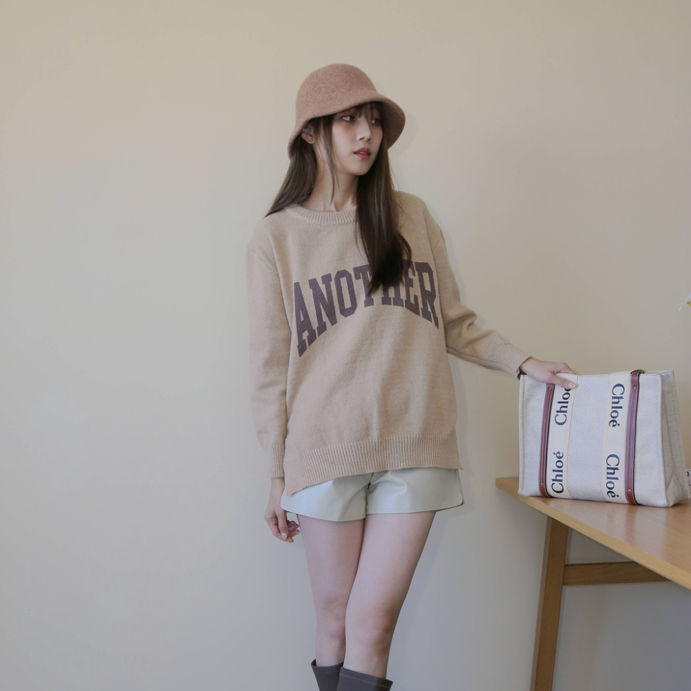 【Our Studio】圓領針織休閒字母長袖上衣 奶茶色 杏色(現貨)