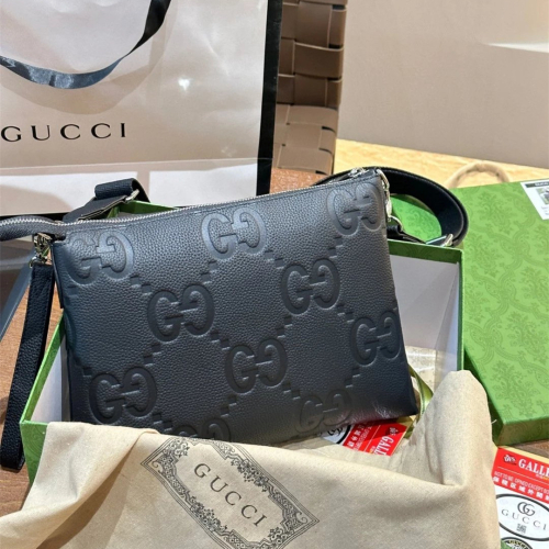 Gucci古馳包包 男生包包 男士斜背包 單肩包 側背包 老花壓紋手男包 寬肩帶郵差包 黑色皮質包包 牛皮背包 小方包