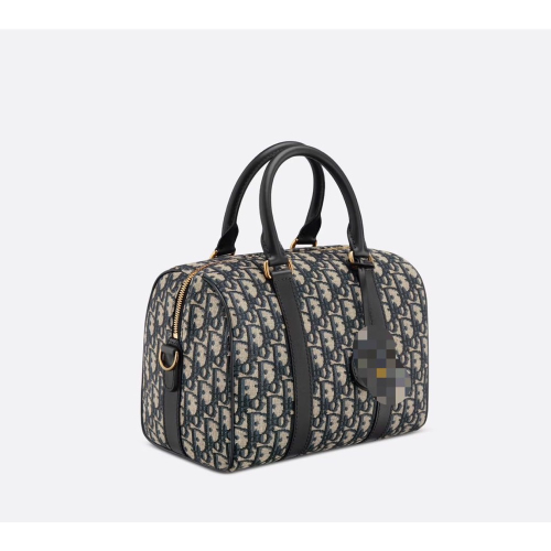 Dior Lingot 26手袋是本季新品,實用而優雅,別具 一格。採用金色Oblique印花面料精心製作