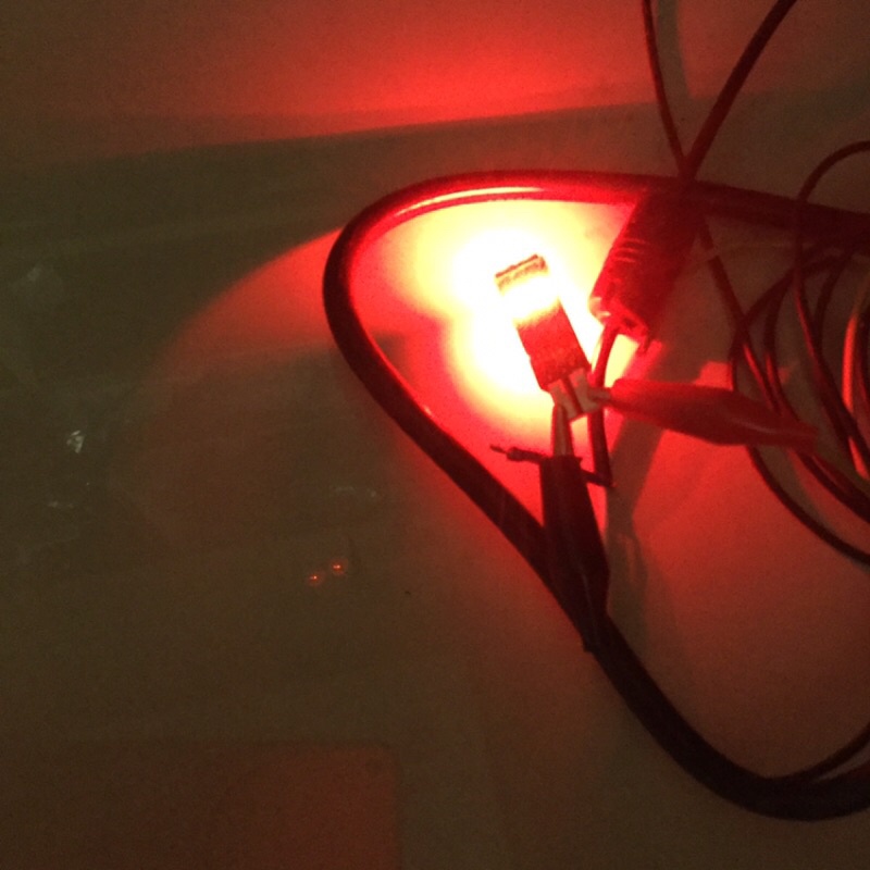 T10紅藍爆閃燈。可以自行變換顏色或爆閃。12V