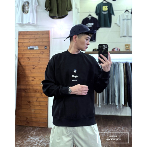 『新品上市』重磅Merry帽子男孩刺繡大學T-黑(NOF2410G5036)