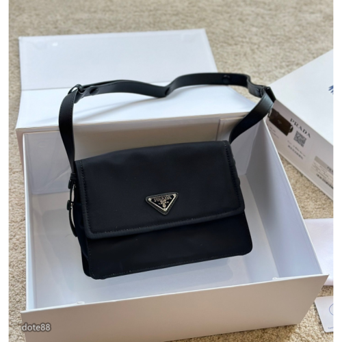 【Prada】普拉達Cini Boeri 联名款男士翻蓋單肩包斜挎包郵差包尼龍材質送男友禮物耐磨耐髒多功能簡便出門必備