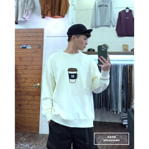 『新品上市』重磅MIU咖啡杯刷毛大學T-米(NOF24115757)
