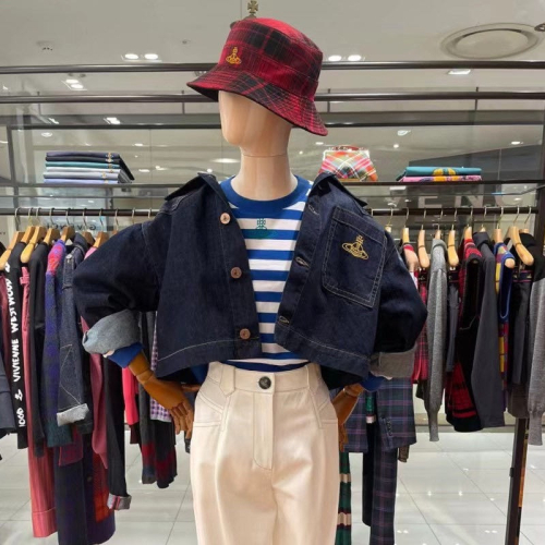 Vivienne Westwood 復古寬松短款牛仔外套 顯用瘦拉長比例 氣質出眾版型設計感?