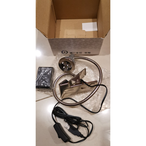 全新商品，USB LED夾式燈座一組，第一金控贈品