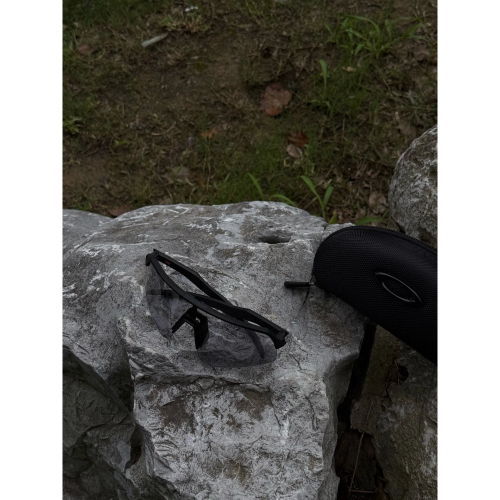Oakley矩形太陽眼鏡9465#防紫外線塑料鏡片休閒款式，騎行季到了，騎行眼鏡怎麼選？OAKLEY騎行眼鏡新手閉眼入，