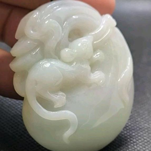 【A】糯地白底青(臺證) 金錢鼠牌，種老細糯起膠， 天然緬甸A貨翡翠 錢鼠 錢袋。代代有錢 屬你有錢 肉質細緻，附雙證