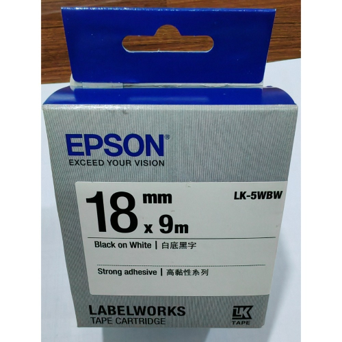 【Epson 標籤帶 LK-5WBW｜18mm × 9m｜白底黑字・強力黏性】