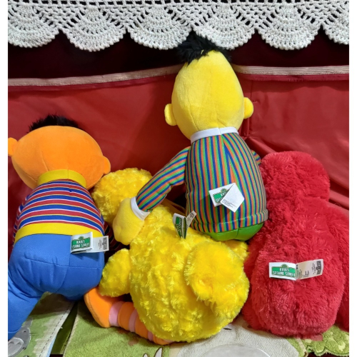KAWS×Sesame Street×UNIQLO 三方聯名 紅絨已售 大鳥 黃臉伯特 橘臉厄尼 維尼蜜