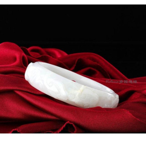 精選極品氣質嫩蜜糖白A貨雕花翡翠玉鐲 ，古樸寶光，玉質細膩(附A貨鑑定證書)