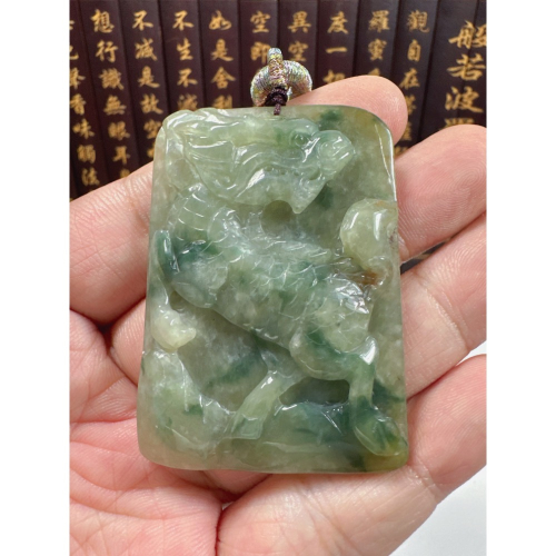 天然翡翠A貨-回頭麒麟巨財降臨玉牌掛件 商品編號072307