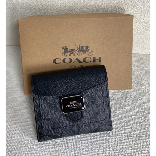 （momo shop）Coach 蔻驰 新款皮夹珐琅扣中夹 女士牛皮翻盖按釦长款钱包 时尚手拿包 多卡位钱夹 卡包