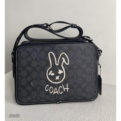 coach蔻馳新款塗鴉相機包單肩包男女情侶必備大容量內部夾層輕便實用出門必備百搭有型簡約時尚潮流行休閒逛街生日情人節禮
