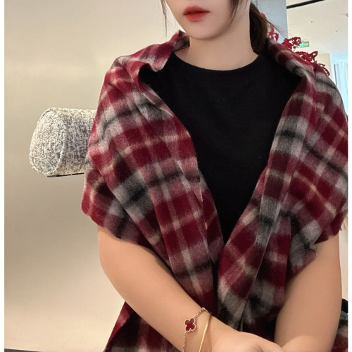 Vivienne Westwood 圍巾 圍脖 男女同款，溫和氣質 ，非常柔軟細膩舒服，輕度水波紋！大氣簡約，超級好看的