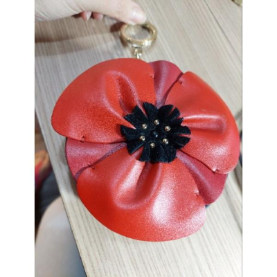 Kate spade ♠️ 化粧包/零錢包/小型圓包 大紅花瓣綴飾/拉鏈層/黑底 多功能用途鑰匙圈包包