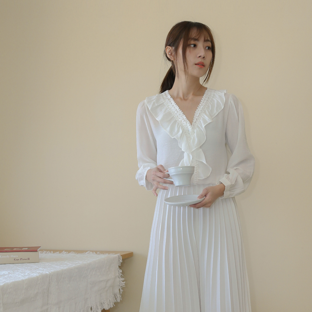 【Our Studio】溫柔蕾絲V領荷葉邊上衣 白色(現貨)