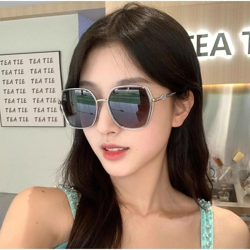 新款 2025 時尚 贈送眼鏡盒 墨鏡女 高級感 顯臉小 防紫外線 太陽眼鏡 潮流 復古 開車 海邊 贈送眼鏡盒!