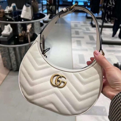 二手99新Gucci 復古月牙包 奶huhu的白色腋下 雙肩帶