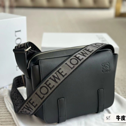 LOEWE羅意威包包 男生背包 Military寬肩帶印花翻蓋包 郵差包 大容量多隔層斜背包 側背包男 黑色荔枝紋真皮男